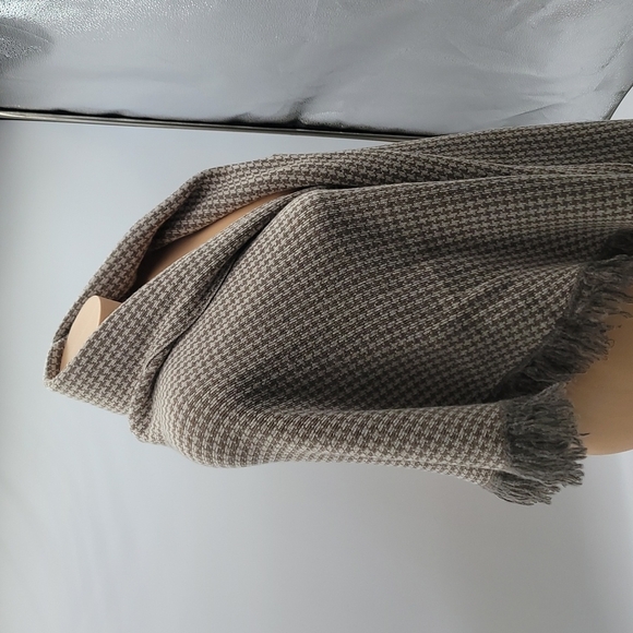 Curling Houndstooth Shawl ~ made in Italy Tan & Off White w/ grayish fringe - Picture 6 of 17